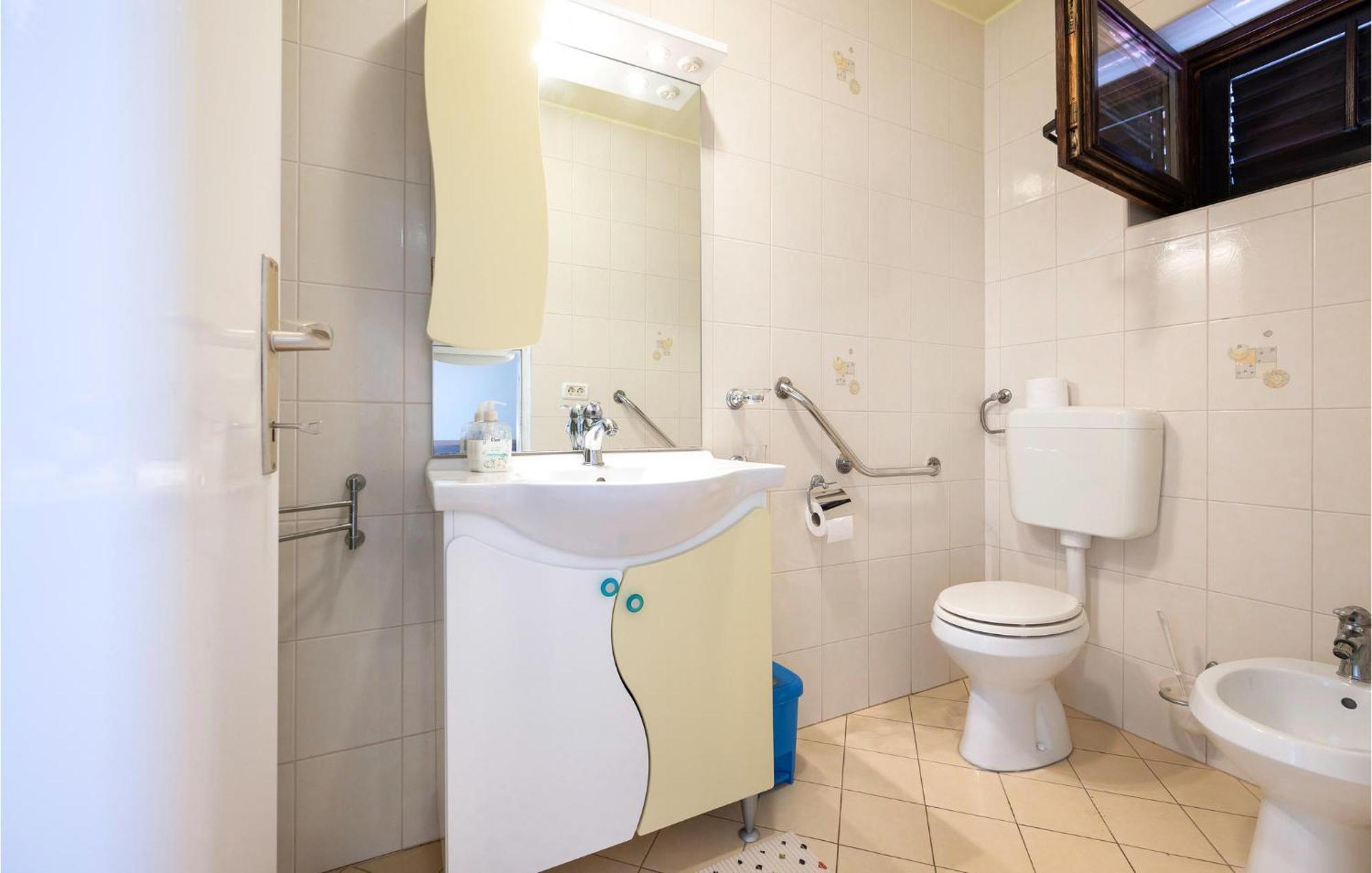 1 Bedroom Amazing Apartment In Peruški 외부 사진